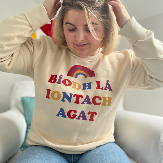 Bíodh Lá Iontach Sweater